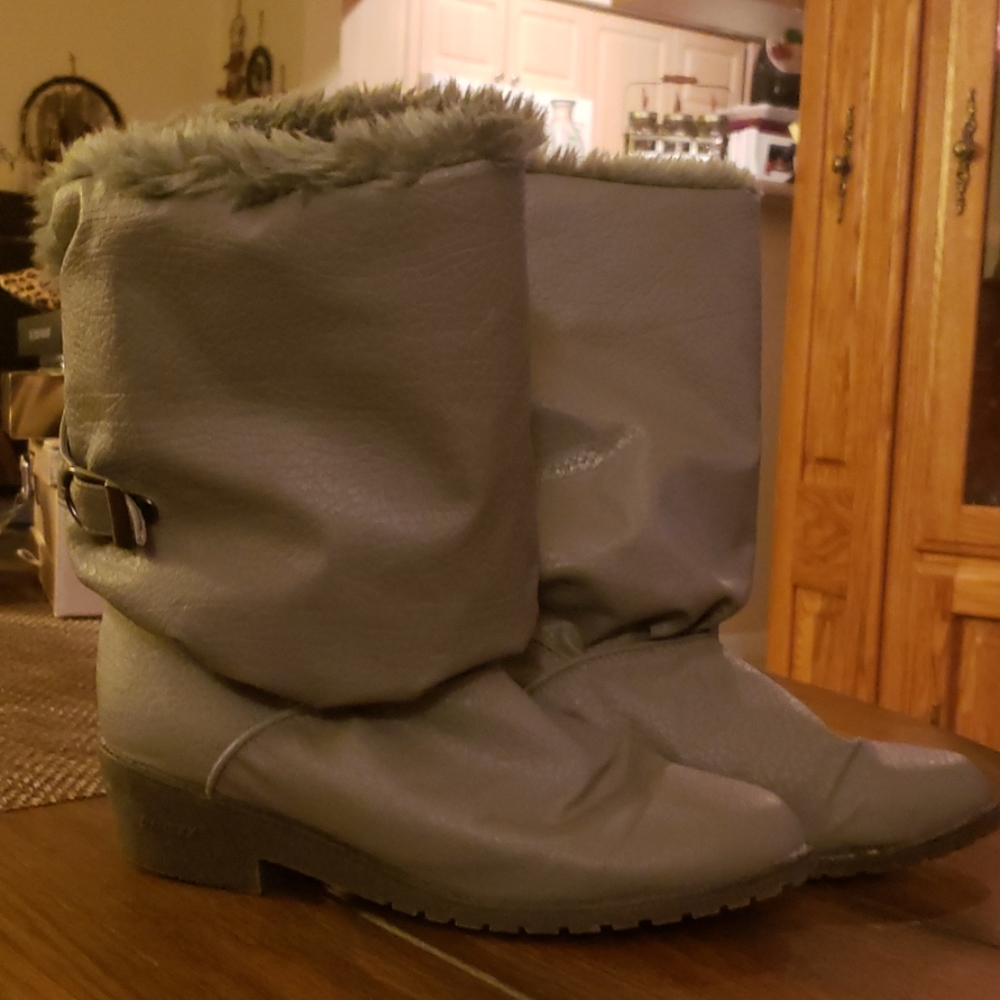 Winter boot with sligjt heel